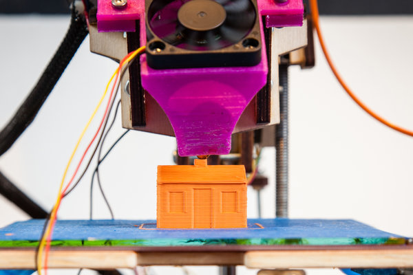 3D打印机Printrbot Jr.正在打印一个3D房屋模型。