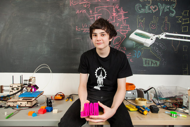 使用3D打印机，<b>15岁的马修·迪佩纳给妈妈做了一份礼物：笔筒。</b>